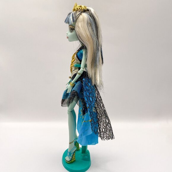Monster High Frankie Stein – 13 Wishes Doll – Mostly Complete with Stand - Picture 5 of 5